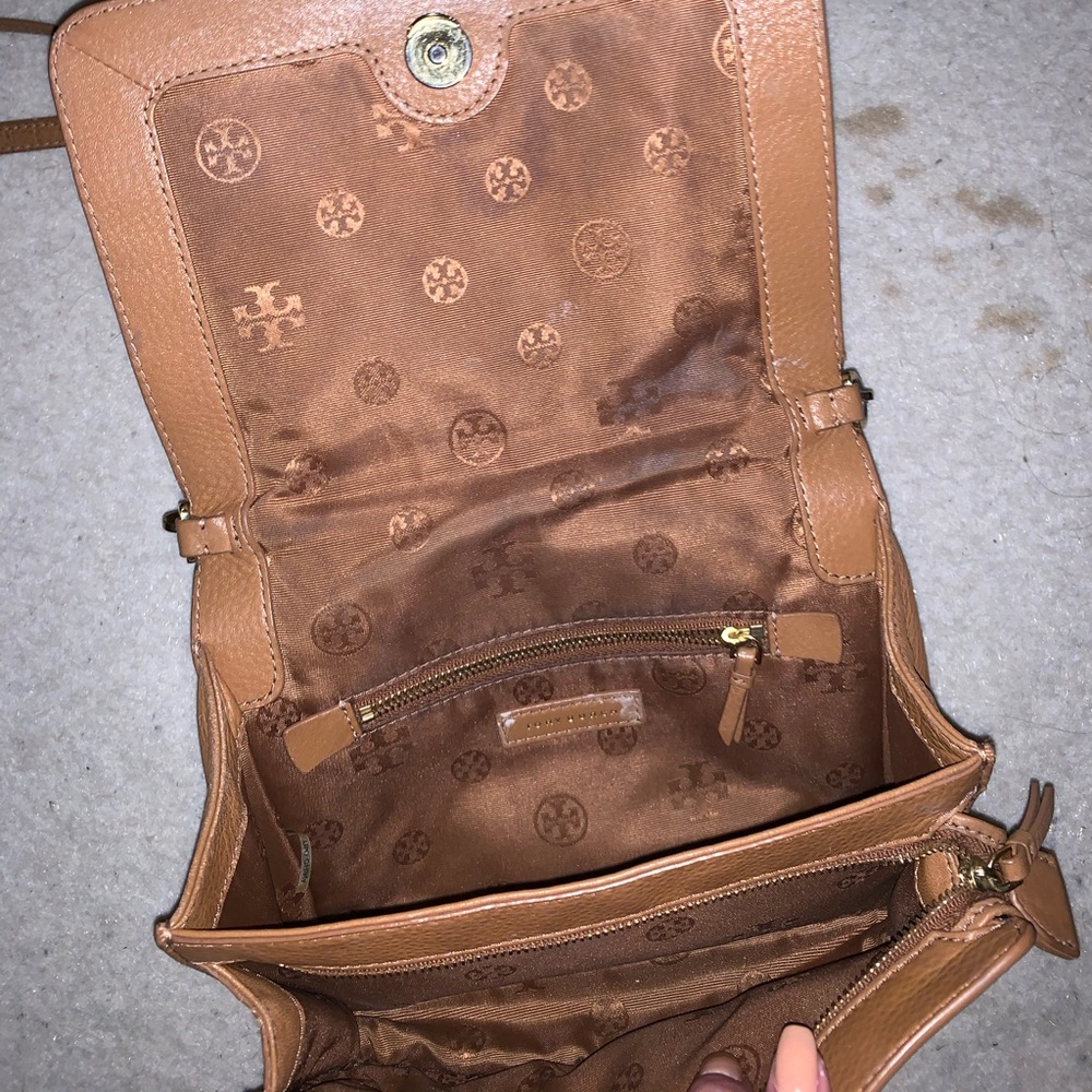 Brown leather Tory Burch crossbody - Picture 3 of 3